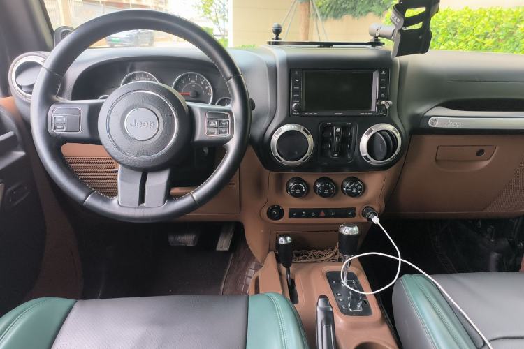 Used Jeep Wrangler 2012 3.6L Sahara Four-Door Edition Center Console