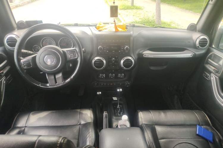 Used Jeep Wrangler 2012 3.6L Rubicon Four-Door Edition Center Console