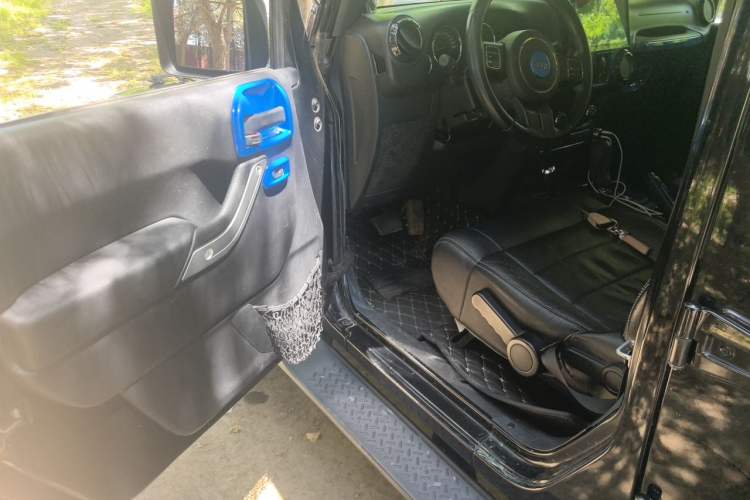 Used Jeep Wrangler 2012 3.6L Sahara Four-Door Edition Driver Seat