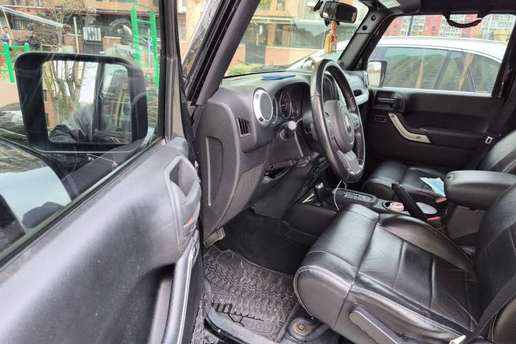 Used Jeep Wrangler 2012 3.6L Sahara Four-Door Edition Driver Seat