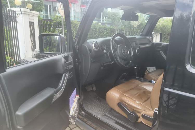 Used Jeep Wrangler 2012 3.6L Rubicon two-door model Driver Seat