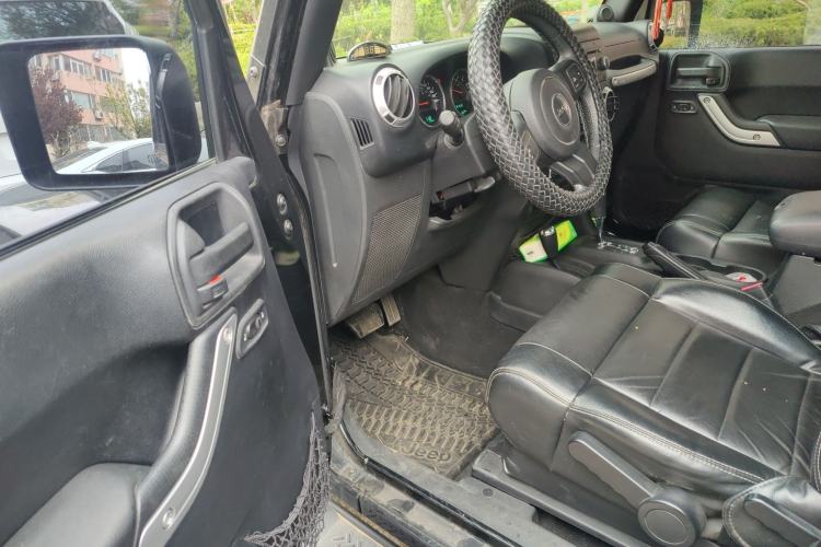 Used Jeep Wrangler 2012 3.6L Sahara two-door version Driver Seat