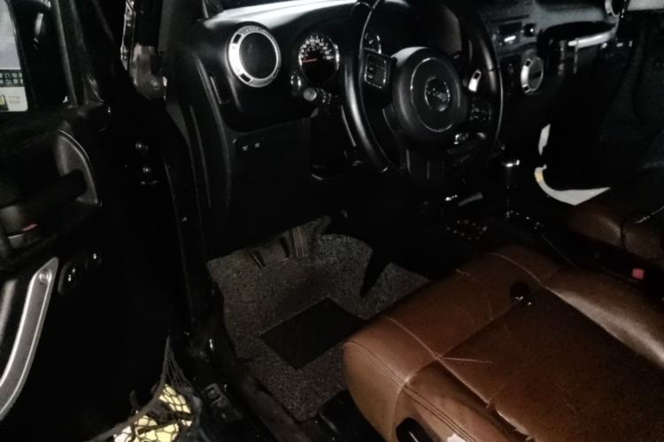 Used Jeep Wrangler 2012 3.6L Sahara two-door version Driver Seat