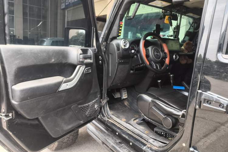 Used Jeep Wrangler 2012 3.6L Sahara Four-Door Edition Driver Seat