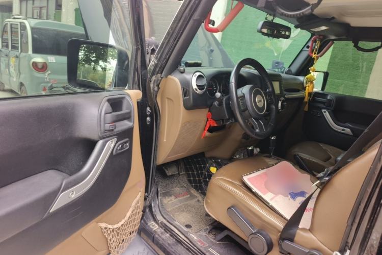 Used Jeep Wrangler 2012 3.6L Sahara Four-Door Edition Driver Seat