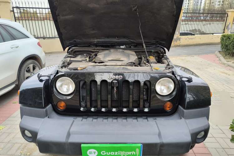 Used Jeep Wrangler 2012 3.6L Sahara Four-Door Edition Engine Bay