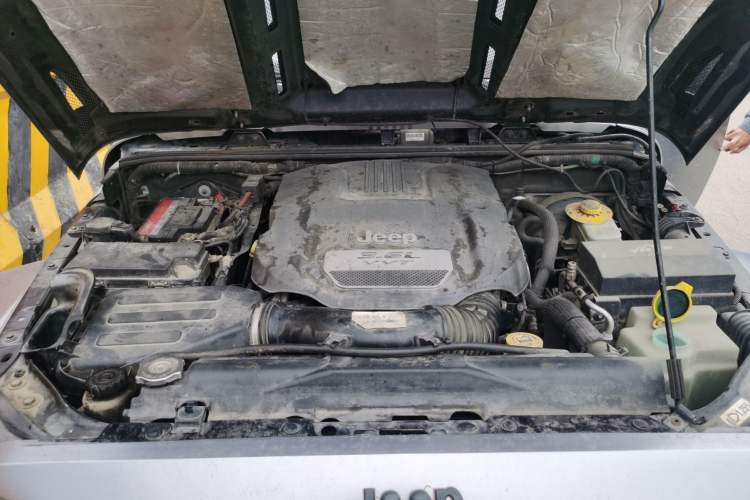 Used Jeep Wrangler 2012 3.6L Sahara Four-Door Edition Engine Bay