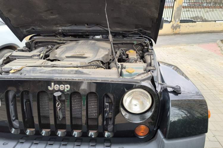 Used Jeep Wrangler 2012 3.6L Sahara Four-Door Edition Engine Bay Left