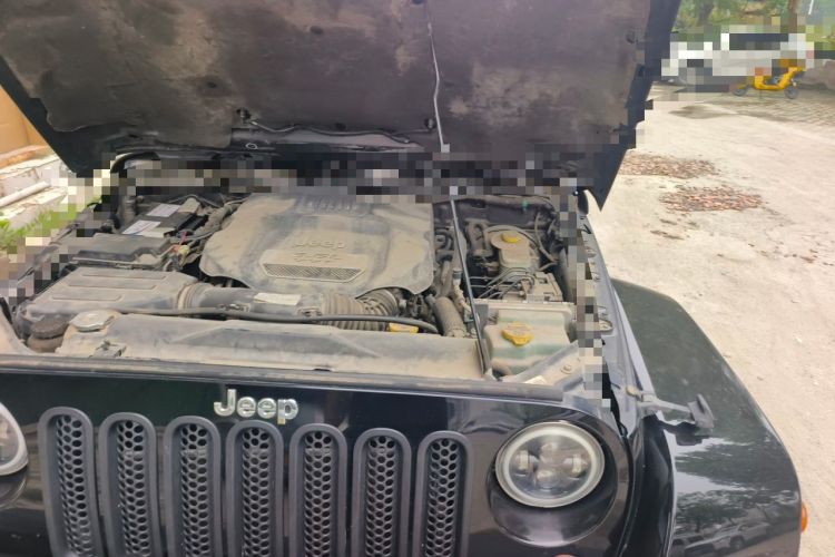 Used Jeep Wrangler 2012 3.6L Sahara Four-Door Edition Engine Bay Left