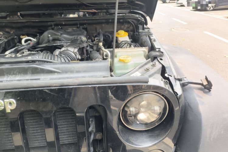 Used Jeep Wrangler 2012 3.6L Sahara Four-Door Edition Engine Bay Left