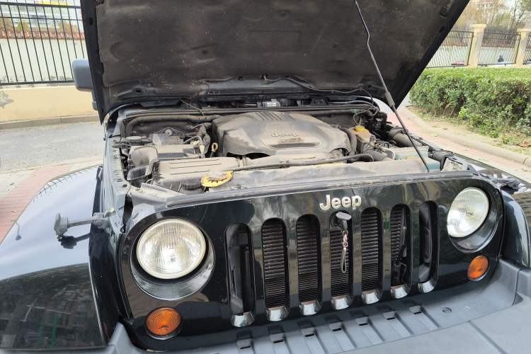 Used Jeep Wrangler 2012 3.6L Sahara Four-Door Edition Engine Bay Right