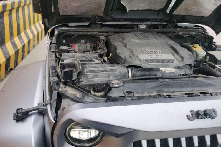 Used Jeep Wrangler 2012 3.6L Sahara Four-Door Edition Engine Bay Right