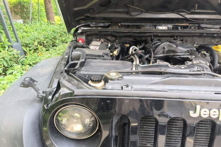 Used Jeep Wrangler 2012 3.6L Sahara Four-Door Edition Engine Bay Right