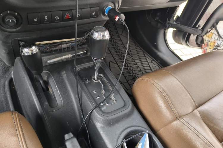 Used Jeep Wrangler 2012 3.6L Rubicon two-door model Gear Lever