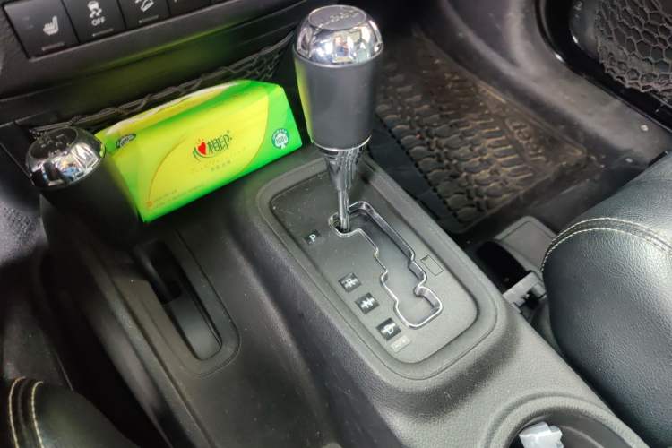 Used Jeep Wrangler 2012 3.6L Sahara two-door version Gear Lever