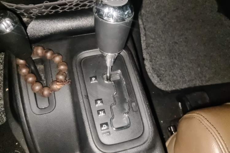 Used Jeep Wrangler 2012 3.6L Sahara two-door version Gear Lever