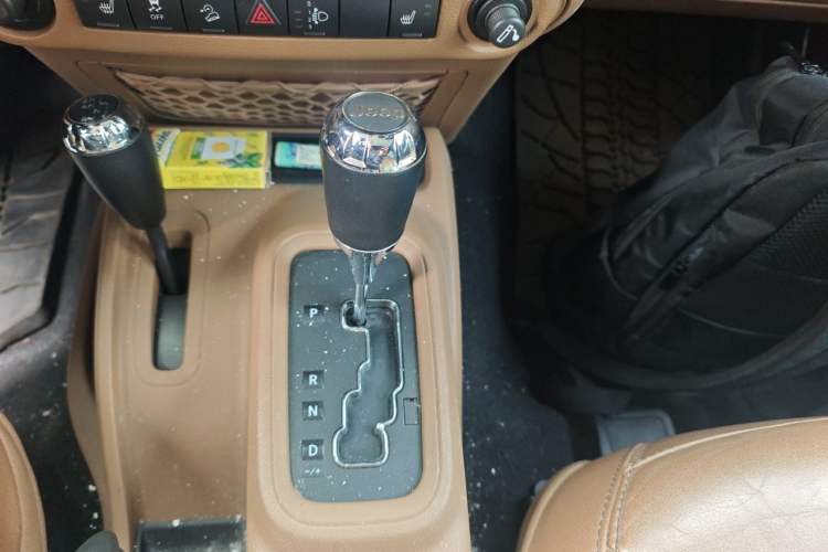 Used Jeep Wrangler 2012 3.6L Sahara two-door version Gear Lever