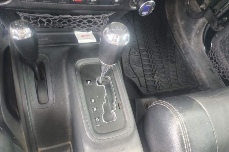 Used Jeep Wrangler 2012 3.6L Rubicon Four-Door Edition Gear Lever