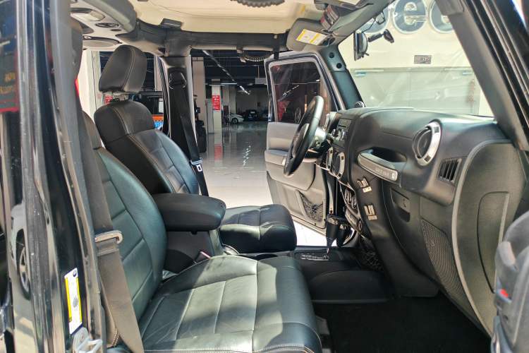 Used Jeep Wrangler 2012 3.6L Sahara Four-Door Edition Interior 10