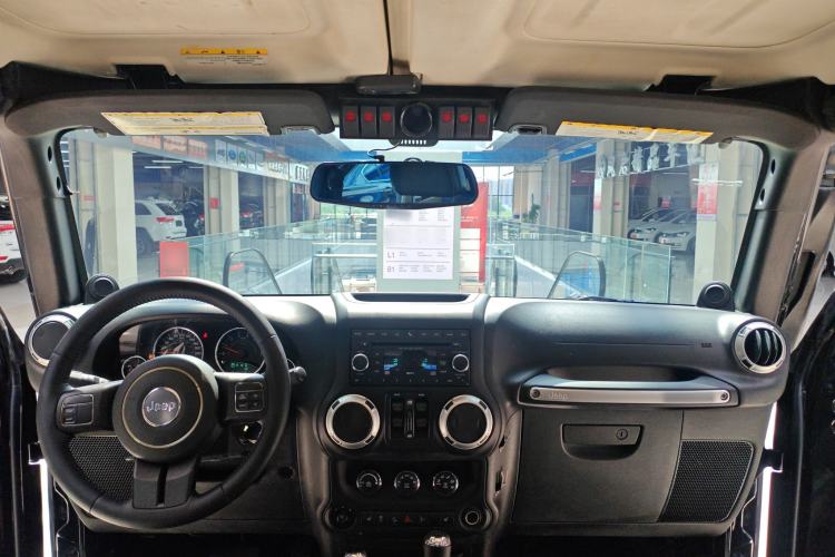 Used Jeep Wrangler 2012 3.6L Sahara Four-Door Edition Interior 11