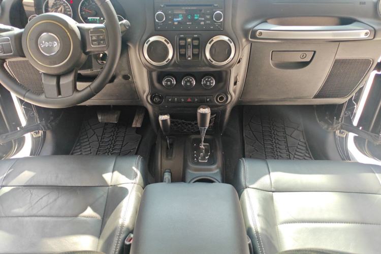 Used Jeep Wrangler 2012 3.6L Sahara Four-Door Edition Interior 2