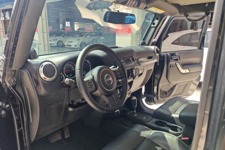 Used Jeep Wrangler 2012 3.6L Sahara Four-Door Edition Interior 3