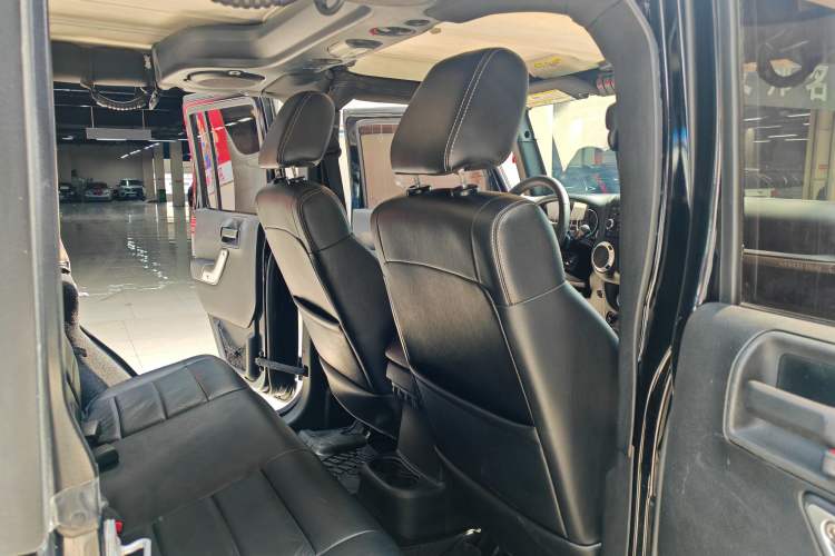 Used Jeep Wrangler 2012 3.6L Sahara Four-Door Edition Interior 6