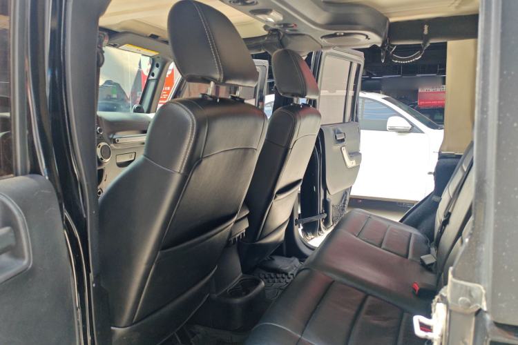 Used Jeep Wrangler 2012 3.6L Sahara Four-Door Edition Interior 7