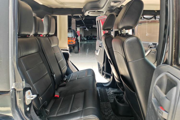 Used Jeep Wrangler 2012 3.6L Sahara Four-Door Edition Interior 8