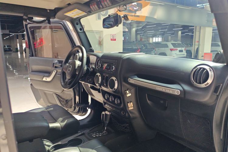 Used Jeep Wrangler 2012 3.6L Sahara Four-Door Edition Interior 9