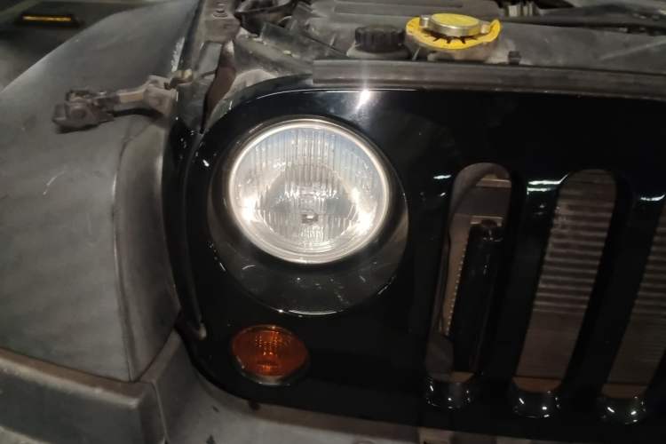Used Jeep Wrangler 2012 3.6L Sahara two-door version Right Front Headlight