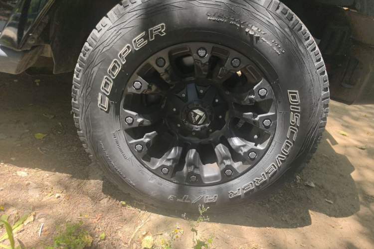 Used Jeep Wrangler 2012 3.6L Sahara Four-Door Edition Right Front Wheel Hub