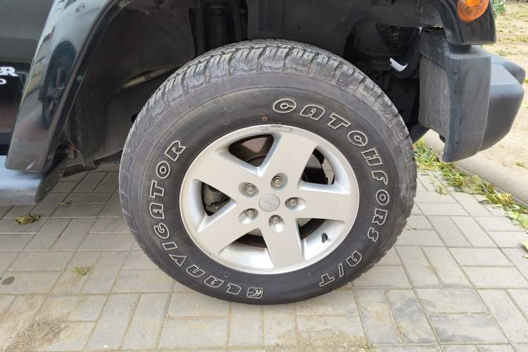 Used Jeep Wrangler 2012 3.6L Sahara Four-Door Edition Right Front Wheel Hub