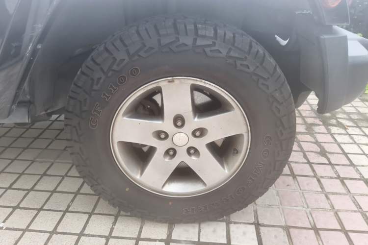 Used Jeep Wrangler 2012 3.6L Rubicon two-door model Right Front Wheel Hub