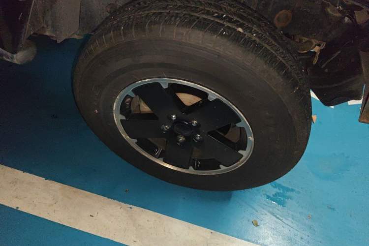 Used Jeep Wrangler 2012 3.6L Four-Door Dream Ten Collector's Edition Right Front Wheel Hub