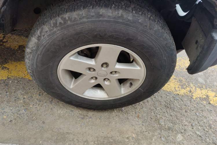 Used Jeep Wrangler 2012 3.6L Sahara two-door version Right Front Wheel Hub