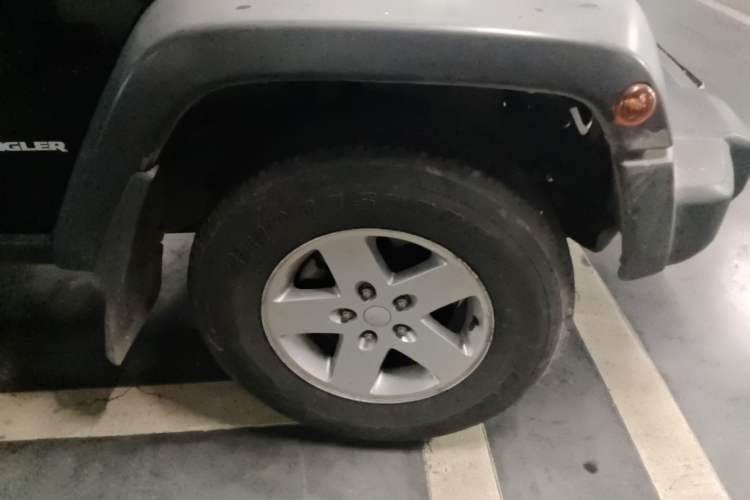 Used Jeep Wrangler 2012 3.6L Sahara two-door version Right Front Wheel Hub