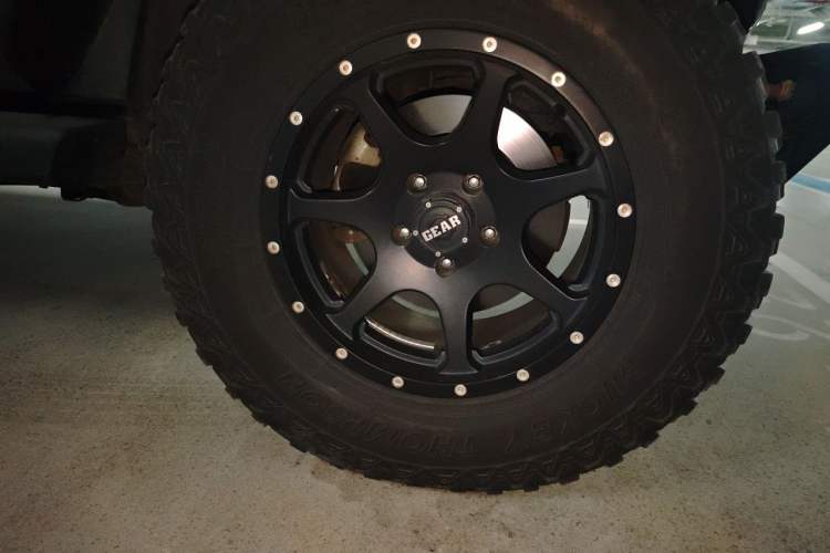 Used Jeep Wrangler 2012 3.6L Sahara Four-Door Edition Right Front Wheel Hub