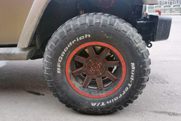 Used Jeep Wrangler 2012 3.6L Sahara Four-Door Edition Right Front Wheel Hub