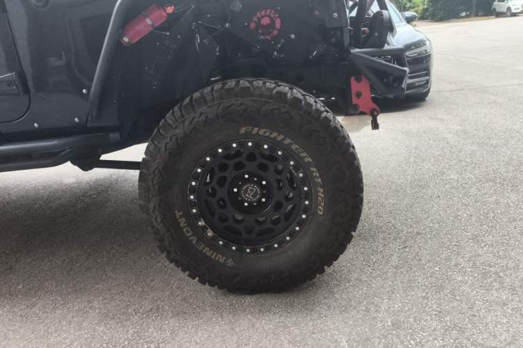 Used Jeep Wrangler 2012 3.6L Sahara Four-Door Edition Right Front Wheel Hub