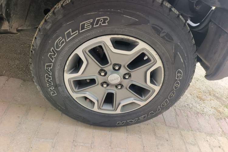 Used Jeep Wrangler 2012 3.6L Sahara Four-Door Edition Right Front Wheel Hub
