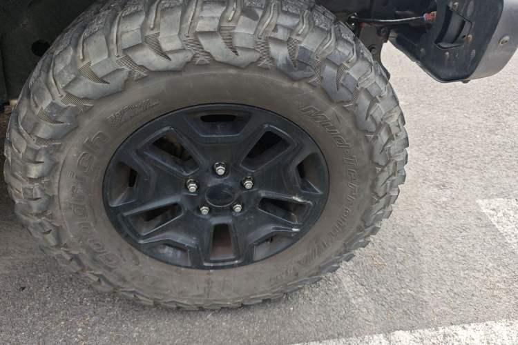 Used Jeep Wrangler 2012 3.6L Sahara two-door version Right Front Wheel Hub