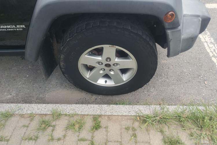Used Jeep Wrangler 2012 3.6L Rubicon Four-Door Edition Right Front Wheel Hub