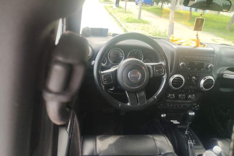 Used Jeep Wrangler 2012 3.6L Rubicon Four-Door Edition Steering Wheel