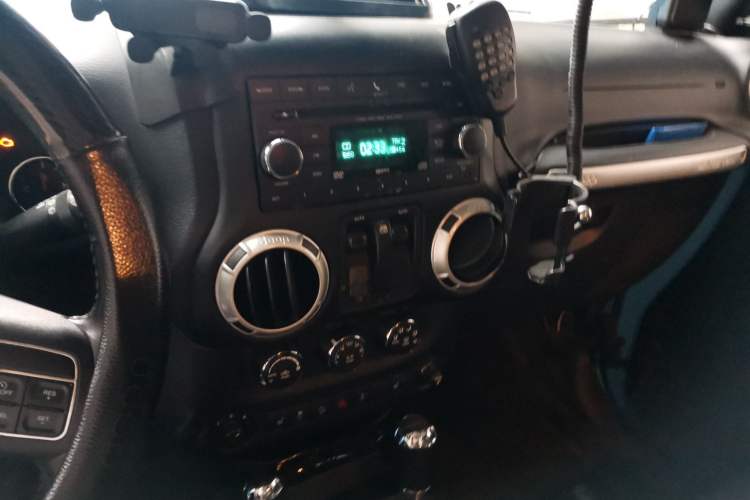 Used Jeep Wrangler 2012 3.6L Sahara two-door version Audio And AC Panel