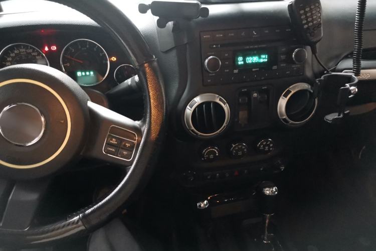 Used Jeep Wrangler 2012 3.6L Sahara two-door version Center Console