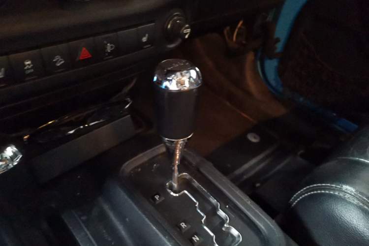 Used Jeep Wrangler 2012 3.6L Sahara two-door version Gear Lever