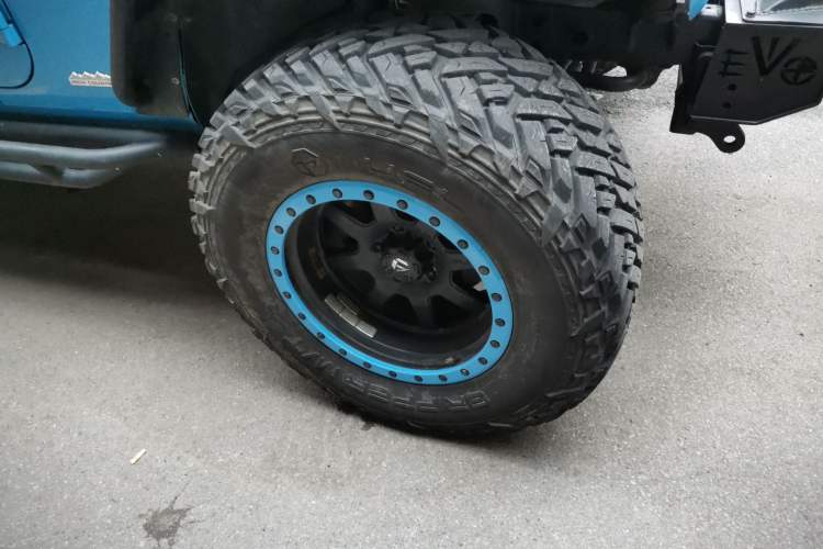 Used Jeep Wrangler 2012 3.6L Sahara two-door version Right Front Wheel Hub