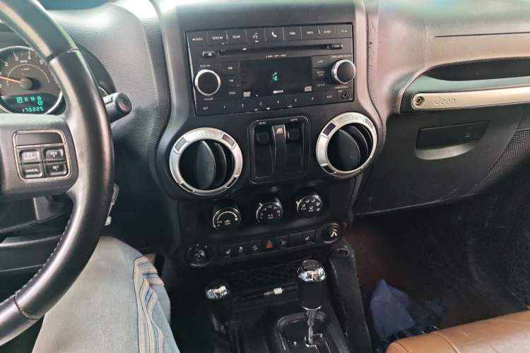 Used Jeep Wrangler 2012 3.6L Rubicon two-door model Audio And AC Panel