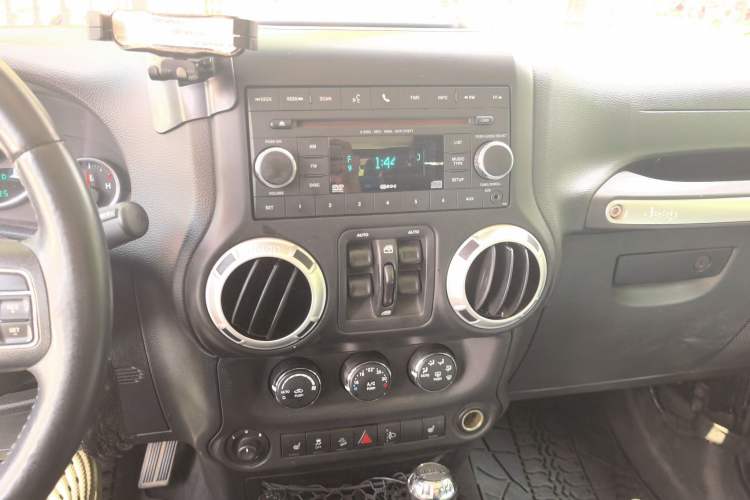 Used Jeep Wrangler 2012 3.6L Sahara Four-Door Edition Audio And AC Panel